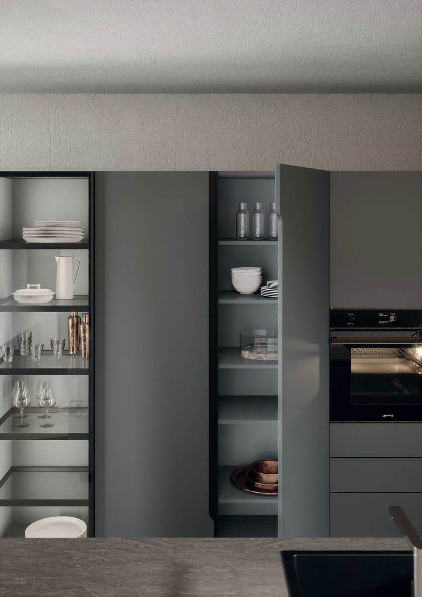 Il profilo Lesmo è posizionato lateralmente sulle ante colonne, sopre per un tratto la gola curva, donando un aspetto accattivante alle cucine Spring e Area22