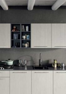 cucinain legno chiaro- cucina in rovere chiaro abbinato al grigio