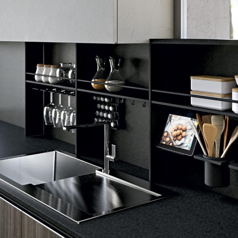 attrezzare lo schienale della cucina con elementi a giorno in metallo